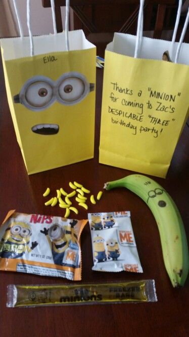 Minion themed goodie bags Minion Goodie Bags, Girls Minion Birthday Party, Minion Snacks, Minion Party Favors, Minions Birthday Theme, Minions Birthday, Minions Party, Minion Theme, Minion Birthday Party