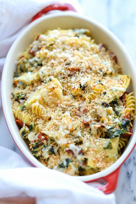 Chicken Florentine Artichoke Bake - An easy weeknight casserole with chicken, artichokes, spinach and sun-dried tomatoes - and all you need is 10 min prep! Artichoke Bake, Easy Weeknight Casseroles, Florentine Pasta, Casserole With Chicken, Weeknight Casseroles, Indulgent Recipes, Yummy Pasta, Chicken Florentine, Freezer Food