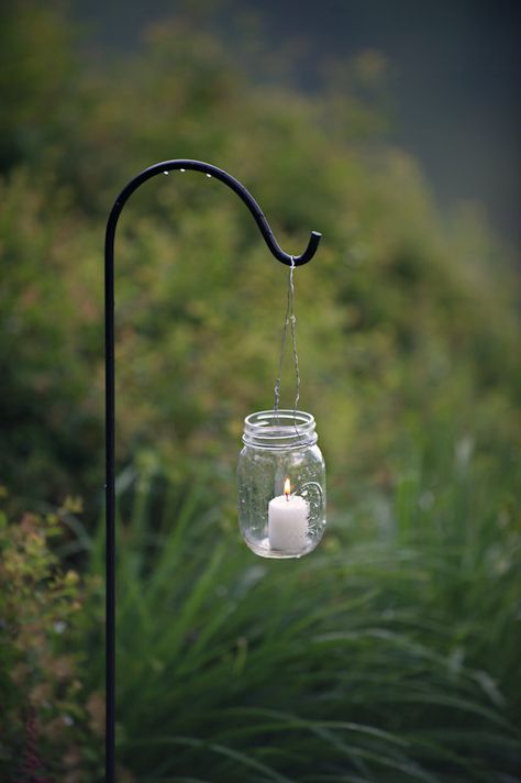 Candles Mason Jar Hanging Candles, Jar Hanging, Hanging Mason Jars, Hanging Candles, Garden Candles, Mason Jar Candles, Outdoor Parties, Outdoor Design, Garden Lighting