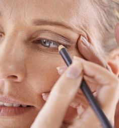 Fashion Ideas | Fash Best Skin Serum, Makeup Brown, Eyeliner Tips, Doing Makeup, Makeup Over 50, Makeup Tips For Older Women, Makeup For Older Women, Face Cream Best, Minimal Makeup