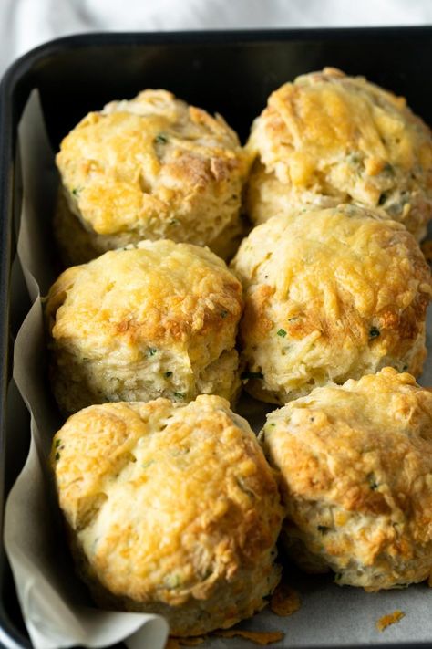 Cheese And Chive Scones Recipe, Herb And Cheese Scones, Cheddar And Chive Scones, Scones Cheese, Scones Recipe Uk, Gluten Free Cheese Scones, Scones Savory, Cheddar Chive Scones, Cheese And Chive Scones