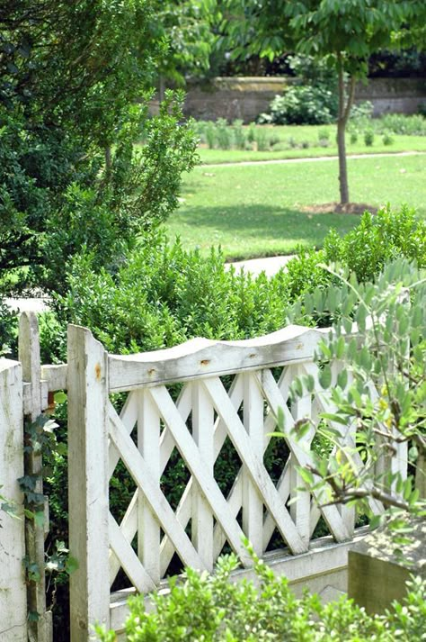 Garden Gate Design, White Fence, Fence Styles, Front Yard Fence, Backyard Pergola, Garden Shrubs, Farmhouse Garden, Fence Landscaping, Diy Holz