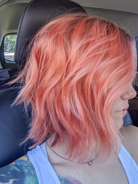 Summer short hair peach wavy Bob Dark Peach Hair, Hair Colors Short Hair, Summer Short Hair, Summer Hair Styles, Pink Short Hair, Fine Hair Cuts, Peach Hair Colors, Pink Bob, Coral Hair