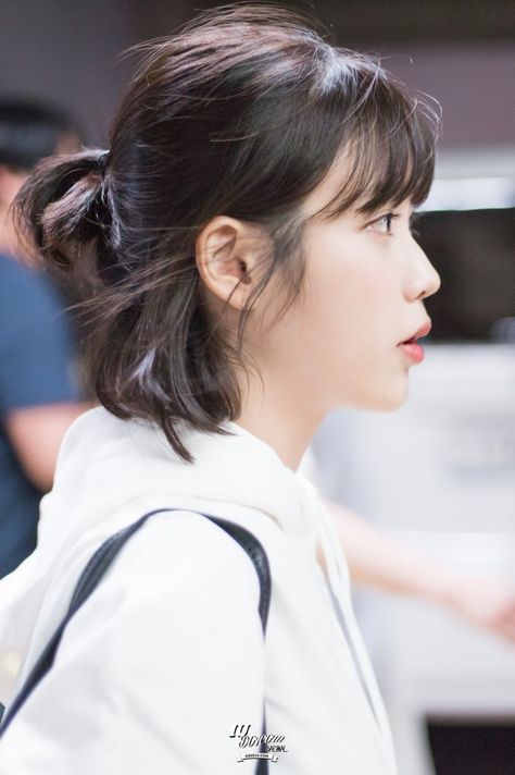 These Pictures Prove IU Has Perfected The Short Hair Style — Koreaboo Kpop Space Buns, Teenage Short Hairstyles, Short Hair Teenage Girl, Short Hairstyle Teenage Girl, Short Haircuts Wavy, Short Hair Korean Style, Iu Hairstyle, Korean Short Hairstyle, Teenage Hair