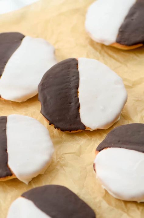 New York-Style Black and White Cookies at Home - West of the Loop Grapefruit Cookies, Black And White Cookie Recipe, Mini Black And White, White Cookies, Black And White Cookies, Cake Mug, White Cookie, Ice Cream Cookie Sandwich, Crinkle Cookies