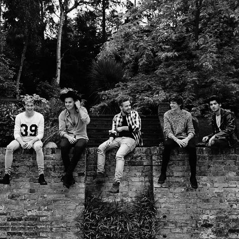 FOUR photoshoot black and white wallpaper One Direction One Direction Black And White Pictures, One Direction Square Photo, One Direction Black Aesthetic, One Direction Dark Aesthetic, One Direction Black And White Aesthetic, One Direction Four Photoshoot, One Direction Four Era, 1d Black And White, One Direction Black And White