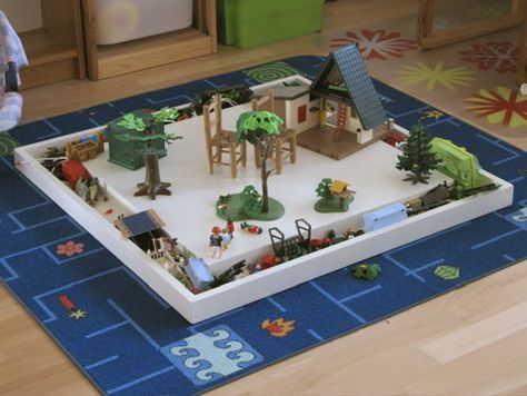 Tutorial for making a playmobil "table" with gutter. Could be great for other small playsets too, lego and other Dahlia Flower Arrangements, Lego Table Diy, Diy Playhouse, Lego Table, Diy Website, Kids Table, Play Table, Kid Table, Play Room