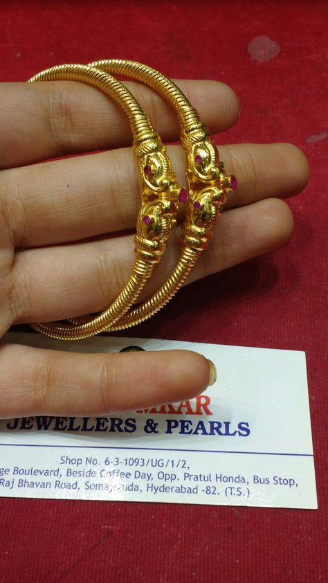 Kada Bangles Gold Design, Gold Bangle Watch, Gold Kangan, Rajputi Jewellery, Jewelry Prom, Gold Bracelet Simple, Gold Sheets, Simple Gold Earrings, Gold Jewelry Outfits