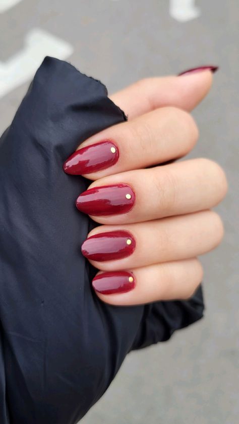 Pistachio Nails Design, Red Dot Nails, Claret Nails, Dark Red And Gold Nails, Red And Golden Nails, Anastasia Nails, Nails Inspiration Red, Best Summer Nails, Gold Manicure