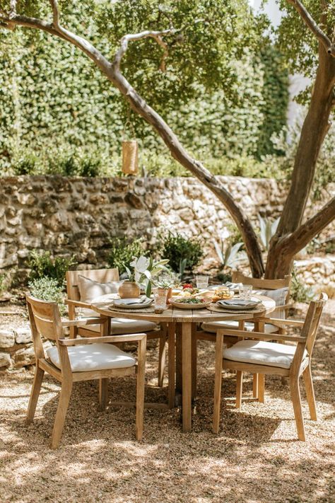 A Mediterranean-Inspired Cookout in our New Backyard Italian Backyard, Mediterranean Backyard, Backyard Fence Decor, Mediterranean Garden Design, Camille Styles, Toscana Italia, Mediterranean Landscaping, Have Inspiration, Backyard Inspiration