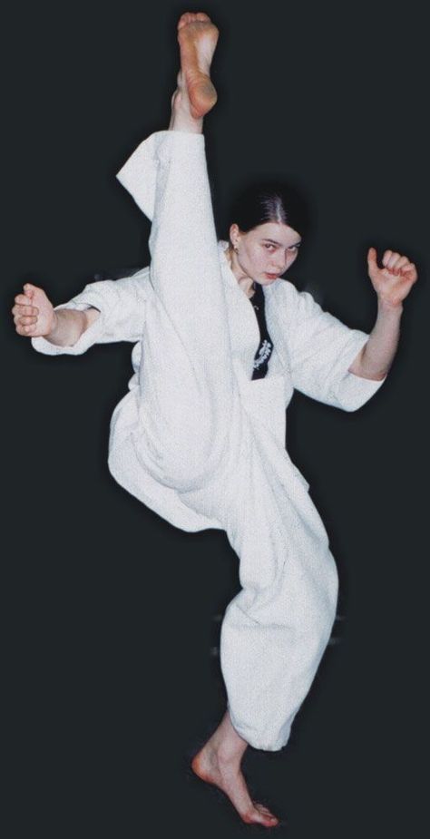 Women Karate, Karate Kick, Female Martial Artists, Karate Martial Arts, Abs Exercises, Martial Arts Girl, Karate Girl, Martial Arts Women, Female Fighter