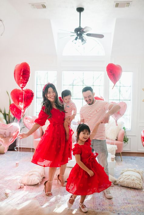 Valentine Family Photo Outfits, Valentine Photo Shoot Family, Valentines Family Pictures Photo Shoot, Valentines Photoshoot Family, Valentine Family Photoshoot, Valentines Day Family Photoshoot, Valentines Family Pictures, Valentine Family Photo Ideas, Family Valentines Day Photoshoot