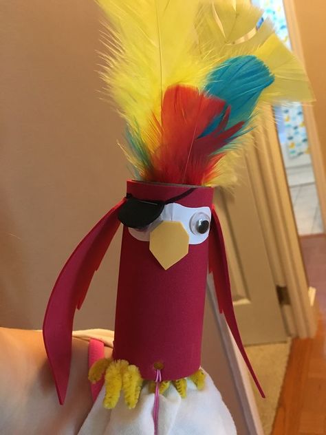 Diy Pirate Costume For Kids, Parrot Pirate, Tropisk Fest, Homemade Pirate Costumes, Parrot Craft, Pirate Costume Kids, Pirate Costume Diy, Pirate Activities, Pirate Crafts