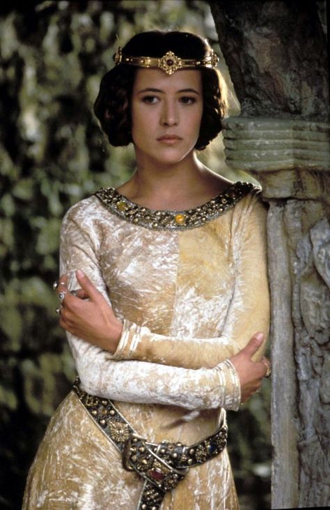 Middle Ages: Certain styles used fitted sleeves and edge of the shoulder necklines Medieval Costume, Period Outfit, Costume Drama, Medieval Clothing, Medieval Dress, Fantasy Costumes, Medieval Fashion, Movie Costumes, Historical Costume