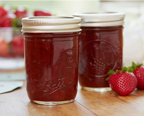 Sugar Free Strawberry Jam Making Strawberry Jam, Sugar Free Strawberry Jam, Jelly Maker, Jam Canning, Jam Maker, Mixed Berry Jam, Canning Jam Recipes, Sugar Free Jam, Can Jam