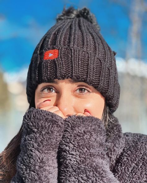 Manali Outfit Ideas, Couple Photography Winter, Prajakta Koli, Kashmir Trip, Snow Photoshoot, Travel Pose, Girl Drama, Travel Pictures Poses, Bff Photoshoot Poses