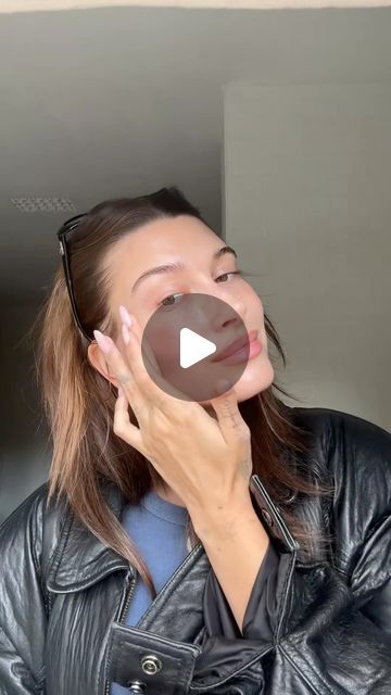 rhode skin on Instagram: "HB’s five minute morning routine: ft. glazing milk, peptide lip tint in shade toast and something special 👀 🎀🍞✨" Rhode Toast Lip Tint, Rhode Lip Tint, Rhode Toast, Rhode Lip, Rhode Skin, Hailey Bieber, Lip Tint, Rhodes, Morning Routine