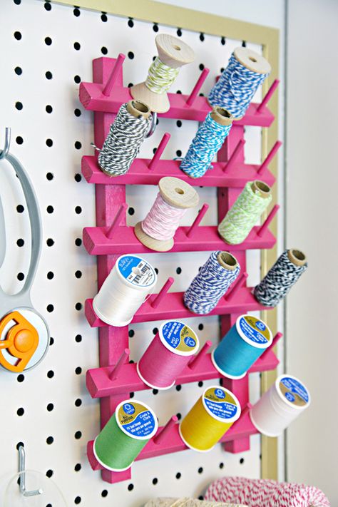 Diy Thread Holder, Sewing Room Organization Diy, Baby Closet Organization, Baby Room Organization, Thread Holder, Sewing Room Organization, Kids Closet Organization, Trendy Sewing, Organization Diy