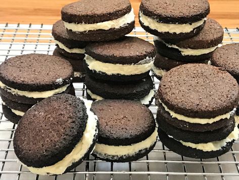 Enjoy your favorite Oreo Cookie for a healthy snack, but with a fraction of the carbs! Easy to make this low carb oreo cookies recipe is truly amazing! #healthysnack #lowcarb #glutenfree #sugarfree #healthy #recipes Homemade Oreo Cookies, Oreo Cookie Recipes, Cookie Crisp, Low Carb Sweeteners, Low Carb Treats, Oreo Cookie, Keto Cookies, Low Carb Keto Recipes, Sandwich Cookies