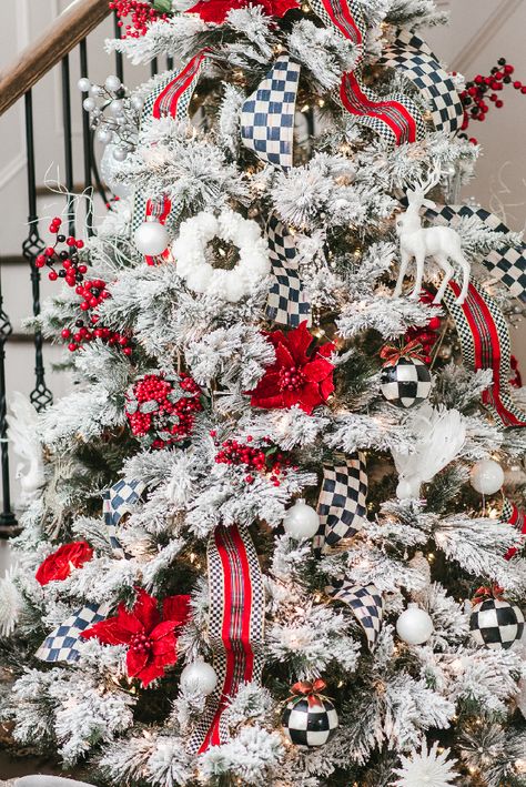 Makenzie Child Christmas Tree, Mackenzie Childs Christmas, Christmas Tree Inspo, Creative Christmas Trees, Christmas Decor Inspiration, Christmas Tree Inspiration, Cool Christmas Trees, Beautiful Christmas Trees, Gold Christmas Tree