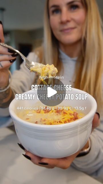 ᴋᴀᴀʟᴀ ᴘᴏᴡᴇʀꜱ | ᴍᴀᴄʀᴏ ʀᴇᴄɪᴘᴇs & ɢʏᴍ ʜᴜᴍᴏʀ on Instagram: "This soup per bowl has over 50g of PROTEIN! 🤯 Gimme ALL the soups especially when it’s high protein SOUP SEASON! This came out so incredibly delicious 🤤 you’re going to LOVE IT!   Ingredients: 2 cups cottage cheese (454g) 1/2 cup milk (120g) 1/2 sweet onion (55g)  2 garlic cloves or 1/2 tbl (15g) 1 1/4 cup bone broth (305g) 1 med/lrg potato (145g) ish  1 tbl butter (14g) 2-3 tbl @fitflour (23g) Salt & pepper to taste   Toppings: 3 tbl greek yogurt (42g) 1 tbl bacon bits (14g) 1/4 cup cheddar cheese (28g)  Process: Pre cut onions and potatoes into dices. *Potatoes need to be stored in cold water to not brown. In a large pot, melt butter and flour together to create a roux (thicker to your sauce). Once it cooks on low heat for 1 minut Cottage Cheese Dinner Ideas, Low Calorie High Protein Soup Recipes, High Protein Potato Soup, Gluten Free Cottage Cheese Recipes, Sweet Cottage Cheese Recipes, High Protein Cottage Cheese Recipe, High Protein Soup Recipes, Cottage Cheese Bowls, High Protein Soup