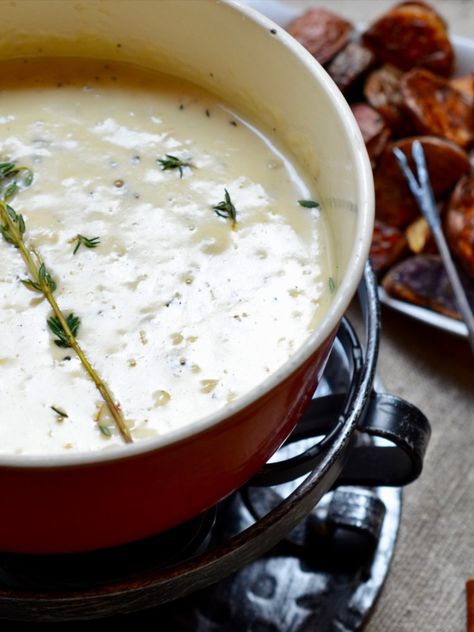 Gruyere Fondue Recipes, Diy Fondue Pot, Gorgonzola Fondue, Gruyere Fondue, Easy Fondue, Postpartum Meals, Fondue Dinner, Warm Appetizers, Fondue Night