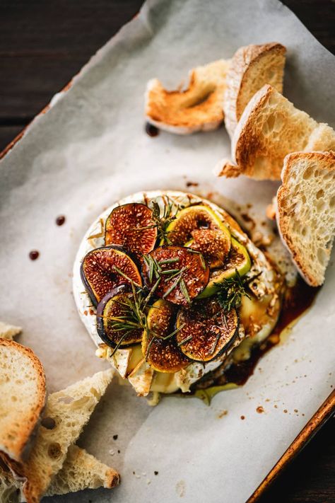 Camembert Starter Ideas, Baked Camembert Recipes, Camamber Cheese Baked Recipe, Autumn Starters, Roasted Camembert, Winter Starters, Camembert Cheese Recipes, Cheese Starters, Camembert Baked