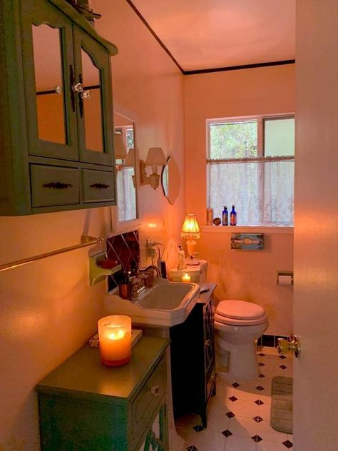 Dated Bathroom Decor Ideas, Small Apartment Lighting Ideas, Couple Home Ideas, Vintage Mixed With Modern Decor, 60s Apartment, Cluttered Bathroom, 50s House, 90s House, Fun Lighting