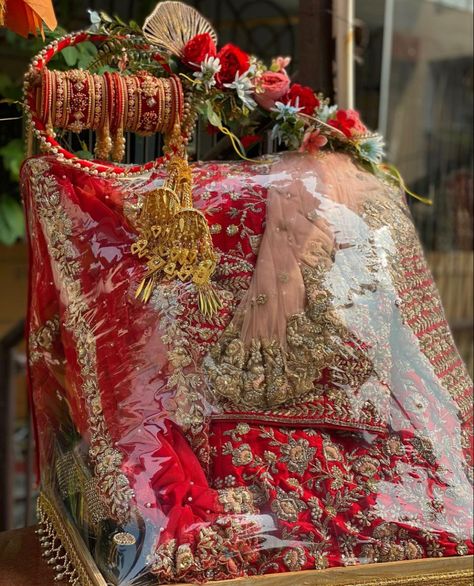 Wedding Parcels Ideas Indian, Gifts For Indian Bride, Dulhan Dress Packing Ideas, Lehenga Packing Ideas Wedding, Saree Packing Ideas Wedding Diy, Handmade Hamper, Wedding Gift Hampers, Wedding Platters, Indian Wedding Gifts