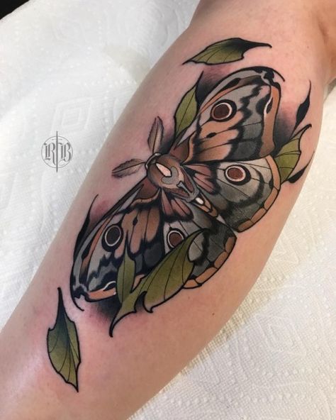 Bird Tattoo Sleeves, Moth Tattoo Design, Bug Tattoo, Awesome Tattoo, Tattoos Geometric, Tattoo Collection, Moth Tattoo, Tatuaje A Color, Tattoo Magazines