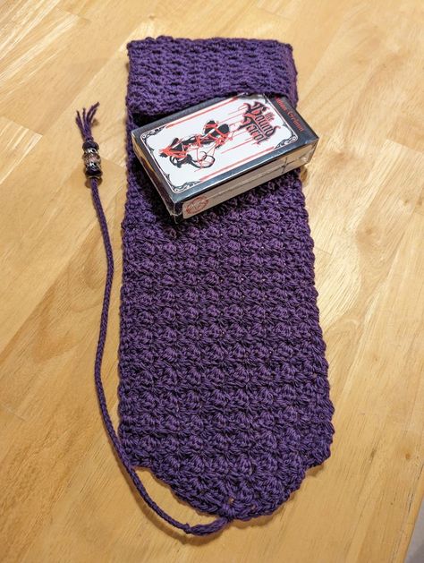 Pattern from: https://tarotreadingsfromabitch.wordpress.com/2017/12/10/tarot-mat-with-pocket-crochet-pattern/ Crochet Tarot, Crochet Keychain Pattern, Halloween Crochet Patterns, Crochet Fashion Patterns, Quick Crochet, Plush Pattern, Weaving Projects, Crochet Keychain, Thread Crochet