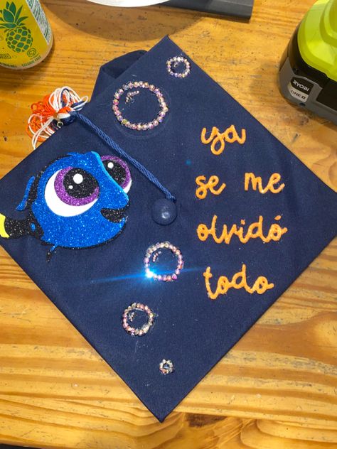 Baby Dory spanish graduation cap. Mi birrete de graduación de baby dory terminado. Graduation Candy Buffet, Baby Dory, Funny Graduation Caps, Graduation Cap Decoration Diy, High School Graduation Cap, Diy Graduation Cap, Graduation Candy, Lilo And Stitch Drawings, Graduation Style