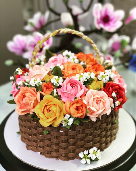 Floral Basket Cake, Basket Cakes With Flowers, Flower Basket Cake Designs, Basket Of Flowers Cake, Flower Basket Cake, Easter Cake Decorating, Basket Cake, Bouquet Cake, Rose Basket