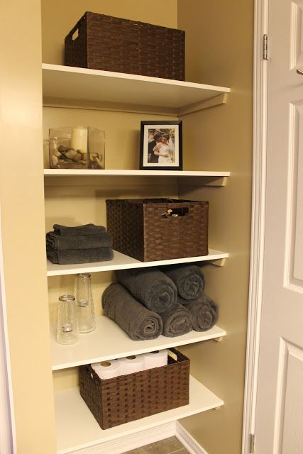 KM Decor: DIY: Organizing Open Shelving in a Bathroom...this would work perfect behind our bathroom door Linen Closet Shelves, Shelves Organization, Bathroom Closet Organization, Diy Organizing, Open Bathroom, Open Closet, Bathroom Closet, Bathroom Storage Shelves, Room Shelves