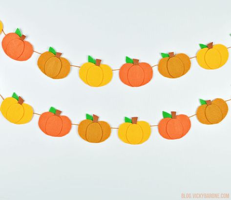 Pumpkin Garland Diy, Felt Pumpkin Garland, Pumpkin Craft Ideas, Witch Cupcakes, Sew Felt, Homemade Decorations, Leaves Changing Color, Pumpkin Craft, Pumpkin Topiary