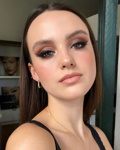 @smfmakeup shared a photo on Instagram: “I’ve said it before and I’ll say it again- smokey liner is the best liner 🚬   #perthmakeupartist #perthmua #glam #smokeyeye #wingedliner…” • Jul 19, 2020 at 7:34am UTC Brown Smoky Makeup Looks, Smokey Liner, Beauty Zone, Lip Color Makeup, Smokey Eye For Brown Eyes, Nude Lips, Neutral Makeup, Wedding Makeup Looks, Brow Makeup