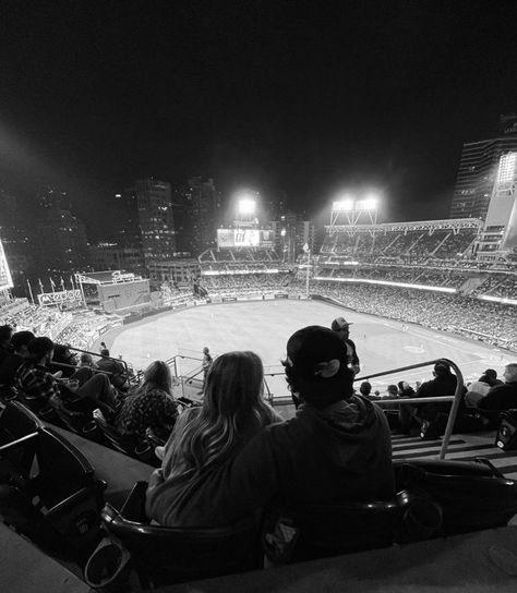 Hockey Game Couple Pictures, Baseball Game Couple, Baseball Couple Aesthetic, Baseball Game Date, Baseball Date, Mlb Wife, Game Couple, Gf Goals, Baseball Boyfriend