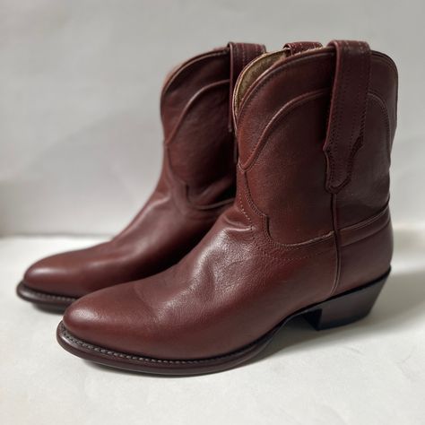 New Tecovas “Penny” Boot In Burgundy/Maroon Genuine Leather, Size 6. This Is The Former Version Of Their Current “Paige” Boot. Never Worn. Round Toe 6 ½” Shaft 1 ¾” Angled Heel Signature Stitching On The Collar And Pull Straps *Please Note: No Two Authentic Animal Hides Are Exactly The Same. Color, Texture, Grain, And Pattern Variation Can Be Expected From Piece To Piece.* Tecovas Boots, Outfit Info, Short Cowboy Boots, Tan Leather Boots, Western Ankle Boots, Western Booties, Suede Leather Boots, Cowgirl Western, Suede Ankle Boots