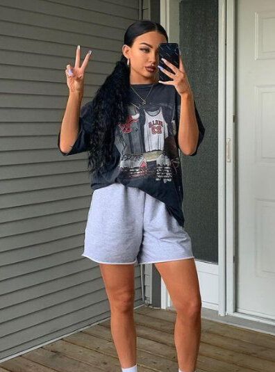 Sweat shorts | HOWTOWEAR Fashion Sweat Short Outfits Aesthetic, Oversized Sweat Shorts Outfit, Grey Basketball Shorts Outfit, Styling Sweat Shorts, Boyfriend Sweat Shorts Outfit, Shorts Tracksuit Outfit, Plus Size Sweat Shorts Outfit, Outfit With Shorts Aesthetic, Sweatshorts Outfit Woman