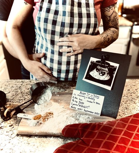 Kitchen Baby Announcement, Bun In The Oven Photoshoot, Baking Maternity Shoot, Gender Reveal To Family, Baking Baby Announcement, Themed Gender Reveal Ideas, Baking Pregnancy Announcement, Bun In The Oven Announcement, Christmas Themed Gender Reveal