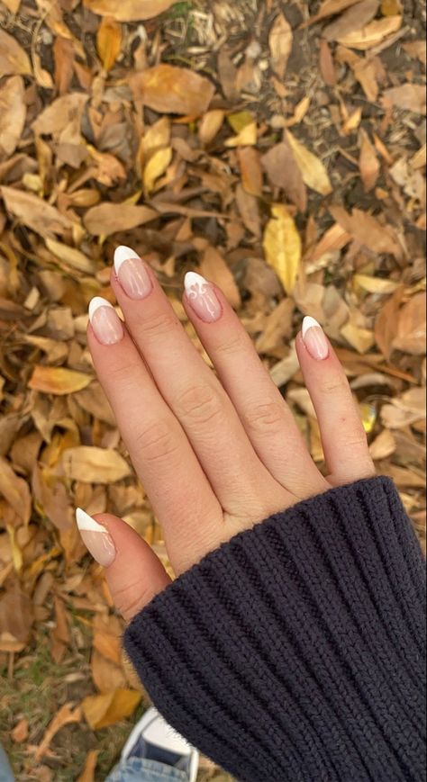 Rory Gilmore Nails Aesthetic, Boyish Nails, Downtown Nails Ideas, Autumn Nail Inspo Short, Downtown Girl Nails Short, Downtown Aesthetic Nails, Coquette Halloween Nails, Coquette Summer Nails, Downtown Girl Nail Ideas