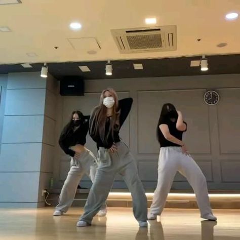 Claims For Dr, Baile Aesthetic, Outfit Dance Practice, Kpop Dance Practice, Destiny Rogers, Dance Practice Outfits, Dancer Lifestyle, Dance Group, Dance Playlist