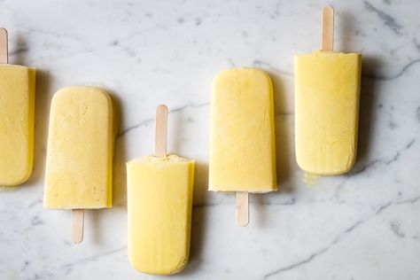 Sugar Free Frozen Yogurt Pops  Sweet mango and ripe banana adds natural sweetness to these sugar free frozen yogurt pops. Natural sugars from the fruit, together with creamy Greek yogurt, ensure these pops have the perfect frozen treat texture with no churning required. Fancy Popsicles, Peach Frozen Yogurt, Frozen Yogurt Pops, Frozen Fruit Bars, Frozen Yogurt Bar, Vanilla Frozen Yogurt, Fruit Bars, Vegan Ice Cream Recipe, Yogurt Pops