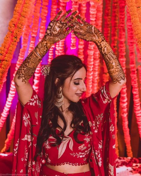 (C) razzfilmsandphotography | Mehendi bride looking drop-dead beautiful in red | #wittyvows #bridesofwittyvows #redoutfit #mehendibride #mehendilook #mehendi #henna #bridalhenna #bridalmehendi Dulhan Mehndi Photo Shoot, Mehendi Ceremony Poses For Bride, Mehndi Dulhan Poses, Mendi Pose Bride, Mehandi Dulhan Pose, Mahendi Bride Pose, Mehedi Poses Bride, Mendhi Photoshoot Poses, Mendhi Pose For Bride