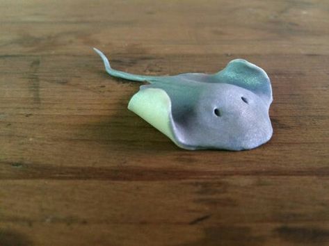 Clay Stingray, Clay Magnets, Clay Things, Sculpture Art Clay, Clay Diy Projects, Tanah Liat, Polymer Clay Animals, Cute Polymer Clay, Polymer Clay Miniatures