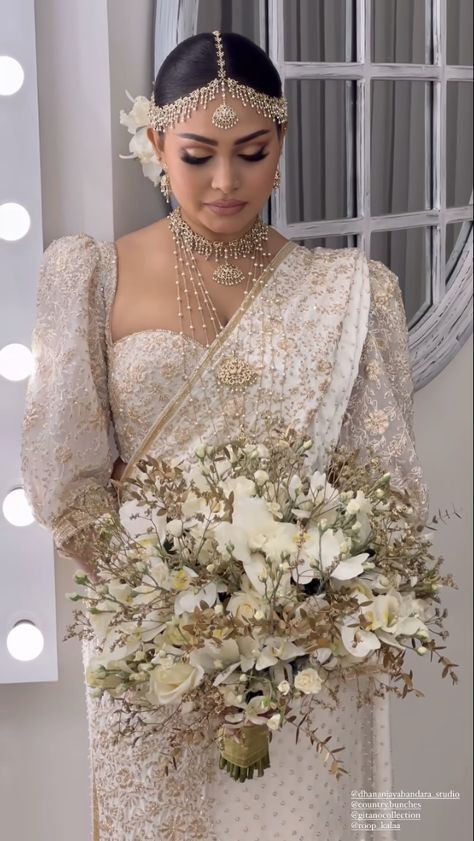 White Saree Jacket Designs, Kandian Bride Sri Lanka, Wedding Songket, Saree Couple, Kandian Bride, Bridal Maid Dress, Sri Lanka Wedding, Kandyan Saree, White Saree Wedding