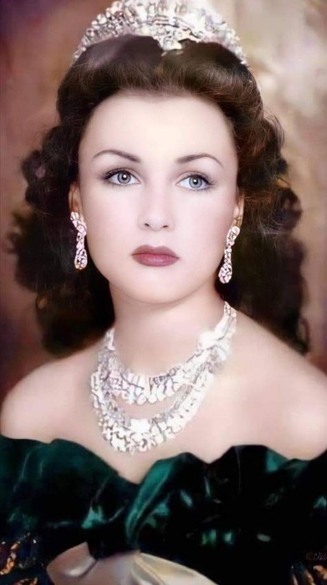 Heidi Lamar, Shah Of Iran, Egyptian Princess, Royal Family Portrait, The Shah Of Iran, Classic Hollywood Glamour, Egyptian Beauty, Arabian Beauty Women, Most Beautiful Eyes