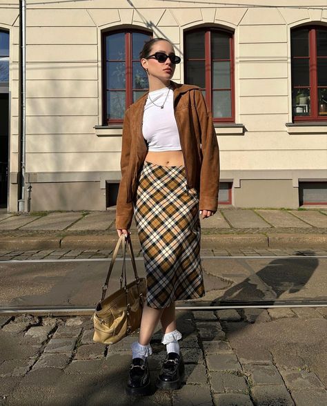 How To Style Tartan Skirt, Artist Look Outfit, Plaid Skirt Outfit Winter, Check Skirt Outfit, Checked Skirt Outfit, Capri Outfits, University Outfit, Muslim Outfits Casual, Winter Skirt Outfit