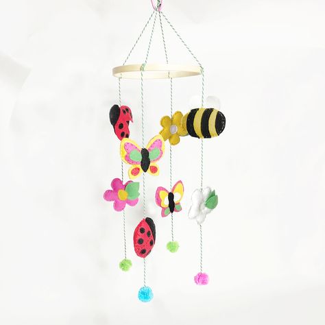 Mobiles For Kids, Mobile Craft, Creative Arts And Crafts, Craft Kits For Kids, Wooden Hoop, Butterfly Flower, Diy Hanging, Unique Crafts, Nature Themed