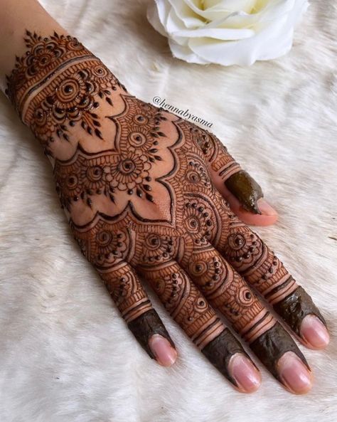 Short Back Hand Mehndi Designs, Short Henna Designs, Desi Nikkah, Short Mehndi Designs, Mehendi Designs Bridal, Brides Mehndi, Henna Design Simple, Mehendi Bridal, Indian Mehendi